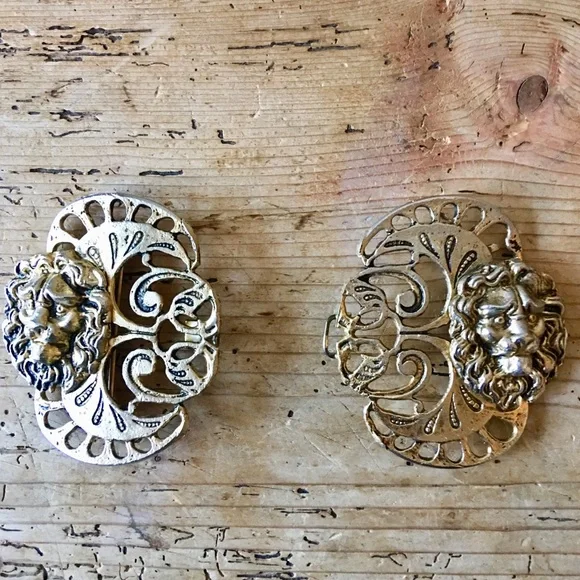 Vintage Interlocking Lionshead Brass Belt Buckle - www  display picture 1